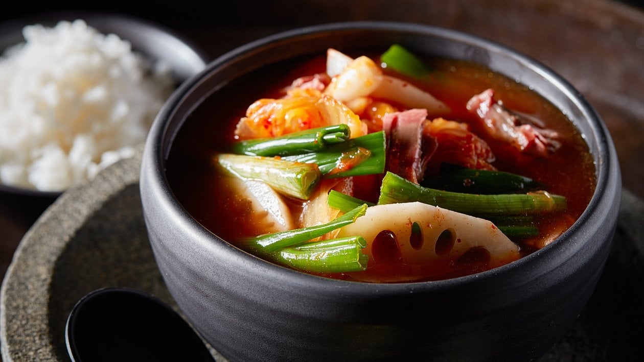 Koreaanse rundvlees soep met kimchi en rijst
