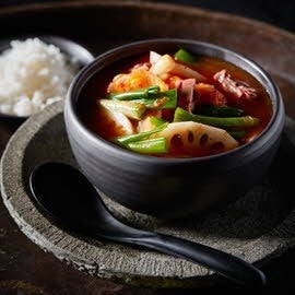 Koreaanse rundvlees soep met kimchi en rijst Koreaanse rundvlees soep met kimchi en rijst