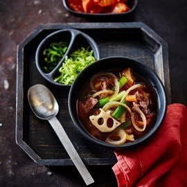 Koreaanse uiensoep met rundvlees kimchi en chili Koreaanse uiensoep met rundvlees kimchi en chili