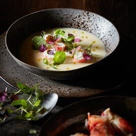 Koude aardappel prei soep met spinkrab en kruiden