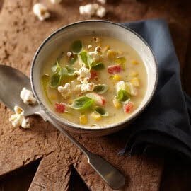 Mais chowder met surimi en popcorn