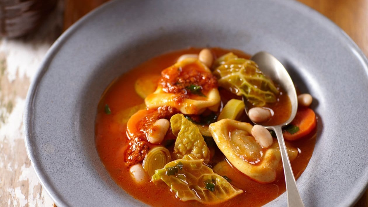 Minestronesoep uit Italië met tortellini en rode pesto - Unox – Recept