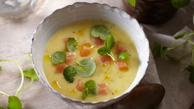 Mosterdsoep uit Meaux met gerookte zalm en waterkers