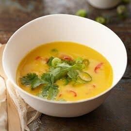Pittige pompoensoep met kokosmelk en koriander