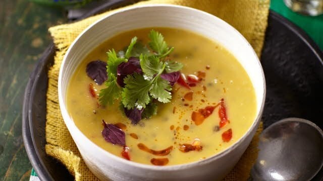 Pittige pompoensoep uit Thailand met kokosmelk en koriander