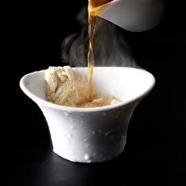 Poederijs van eendenlever met truffelbouillon