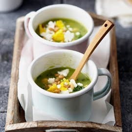 Spinaziesoep met kikkererwten, geitenkaas, ei en pijnboompitten