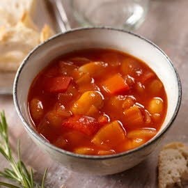 Tomaten-witte bonensoep uit Spanje met rozemarijn