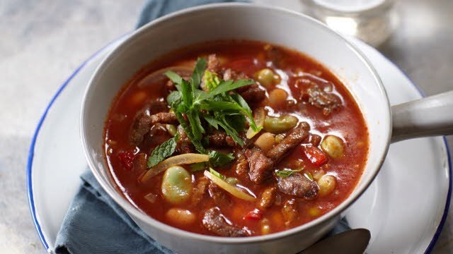 Tomatenbonensoep uit Turkije met shoarma en gezouten citroen