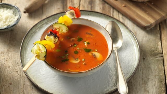 Tomatensoep met basilicumolie en Pecorino Romano Tomatensoep met basilicumolie en Pecorino Romano