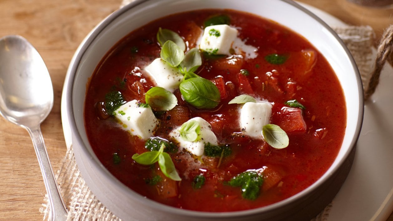 Tomatensoep uit de Toscane met mozzarella en basilicum – Recept