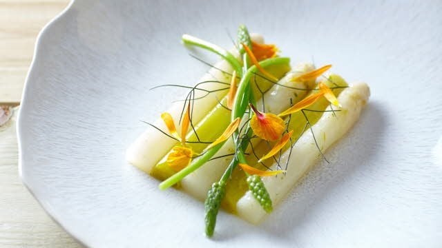 Asperges met jonge prei, citrus en Hollandaise Asperges met jonge prei, citrus en Hollandaise