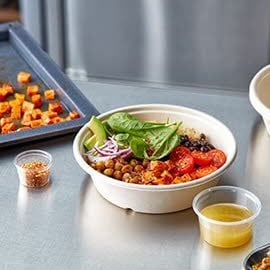 Buddha bowl met quinoa, geroosterde zoete aardappel en gebakken kikkererwten (delivery)