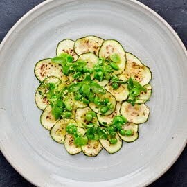 Carpaccio van courgette met doperwten en tuinboontjes Carpaccio van courgette met doperwten en tuinboontjes