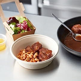 Lams procureur met witte bonen in tomatensaus (delivery)