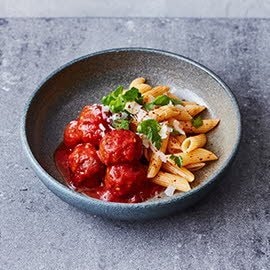 Penne arrabiata met veganistische gehaktballetjes