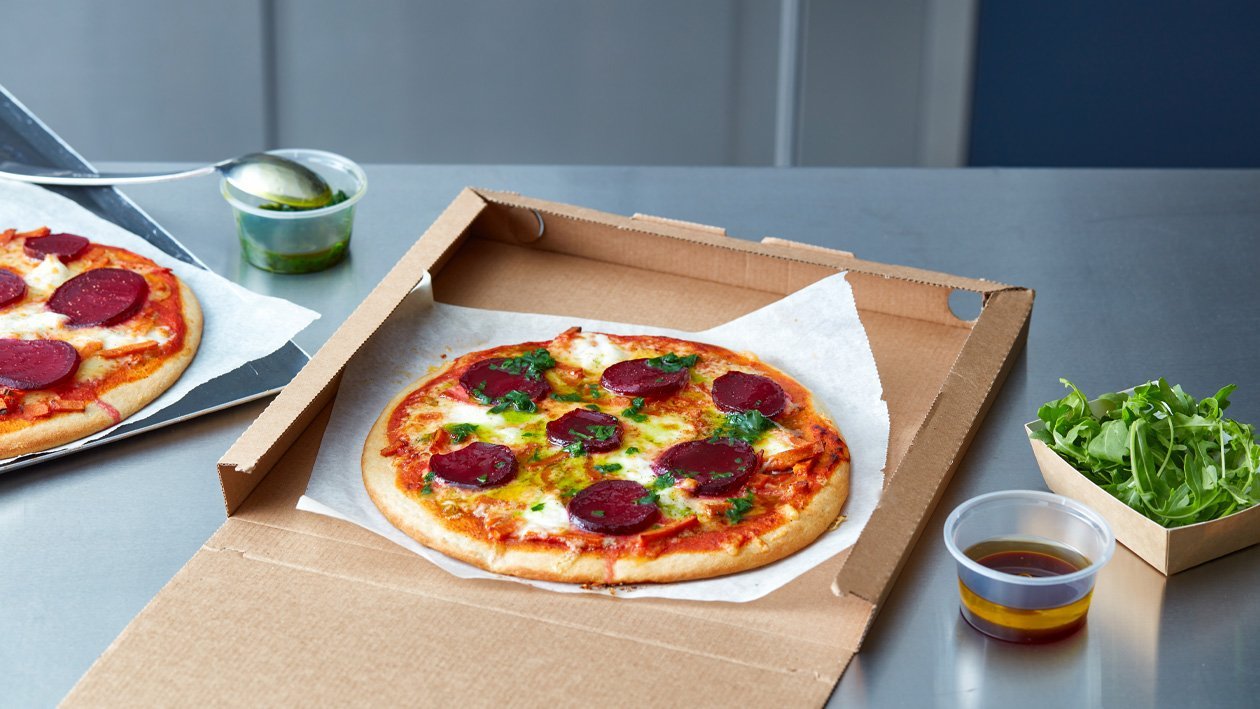 Pizza, met rode bietjes, mozzarella, cheddar, rode ui, vega speckjes  (delivery) – Recept