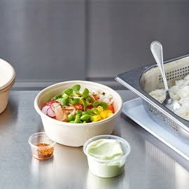 Poké bowl met zalm en wasabi mayonaise (delivery)