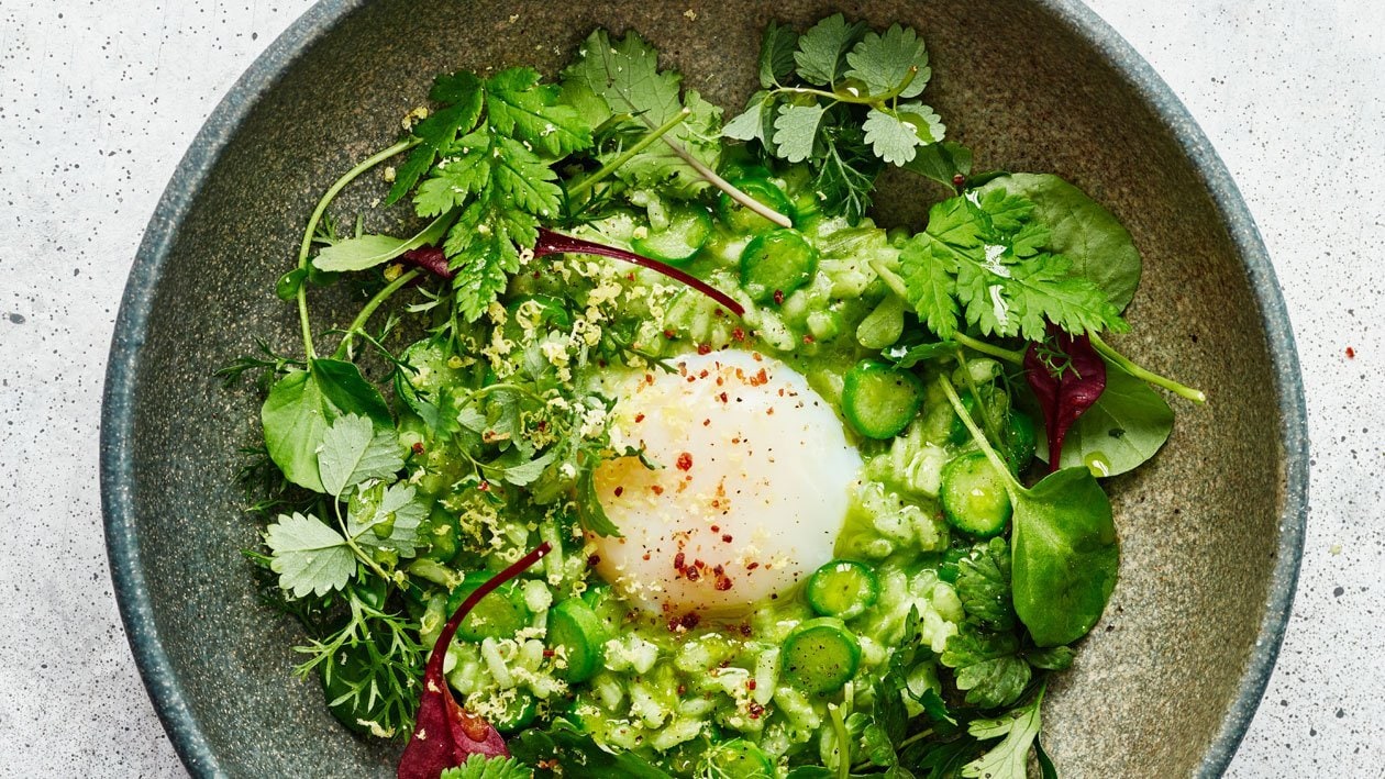 Risotto met groene asperges, weidekruiden en een 62ºC eitje – Recept