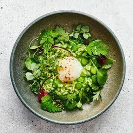 Risotto met groene asperges, weidekruiden en een 62ºC eitje Risotto met groene asperges, weidekruiden en een 62ºC eitje