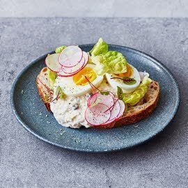 Tonijn sandwich met kropsla en radijs