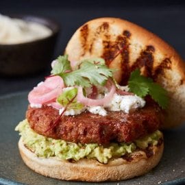 Vegetarische burger met guacamole