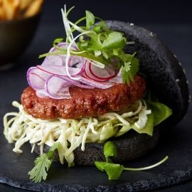 Vegetarische burger met koolsla en radijs