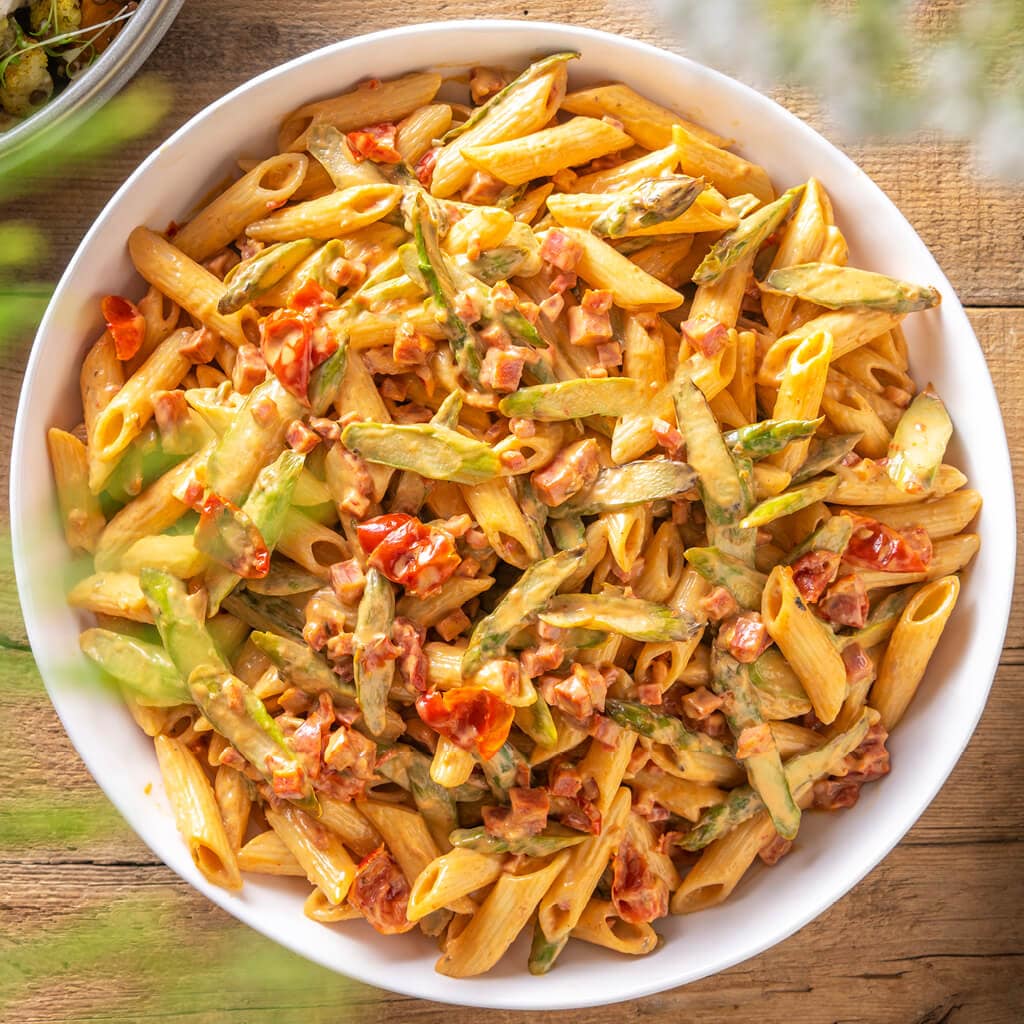 Pastasalade met chorizo, groene asperges en Thousand Island-dressing