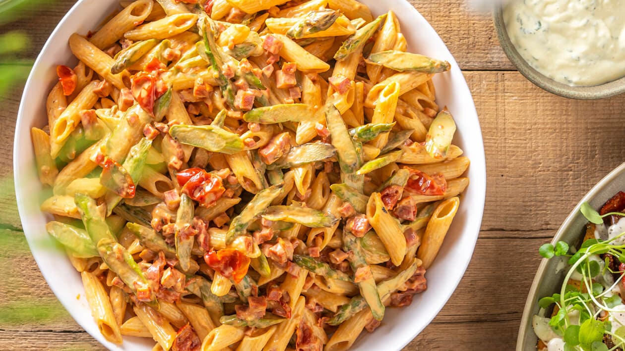 Pastasalade met chorizo, groene asperges en Thousand Island-dressing – Recept