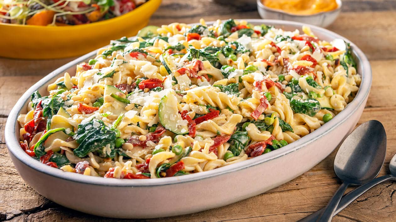 Italiaanse pastasalade met spinazie, courgette en caesar-rode pestodressing – Recept