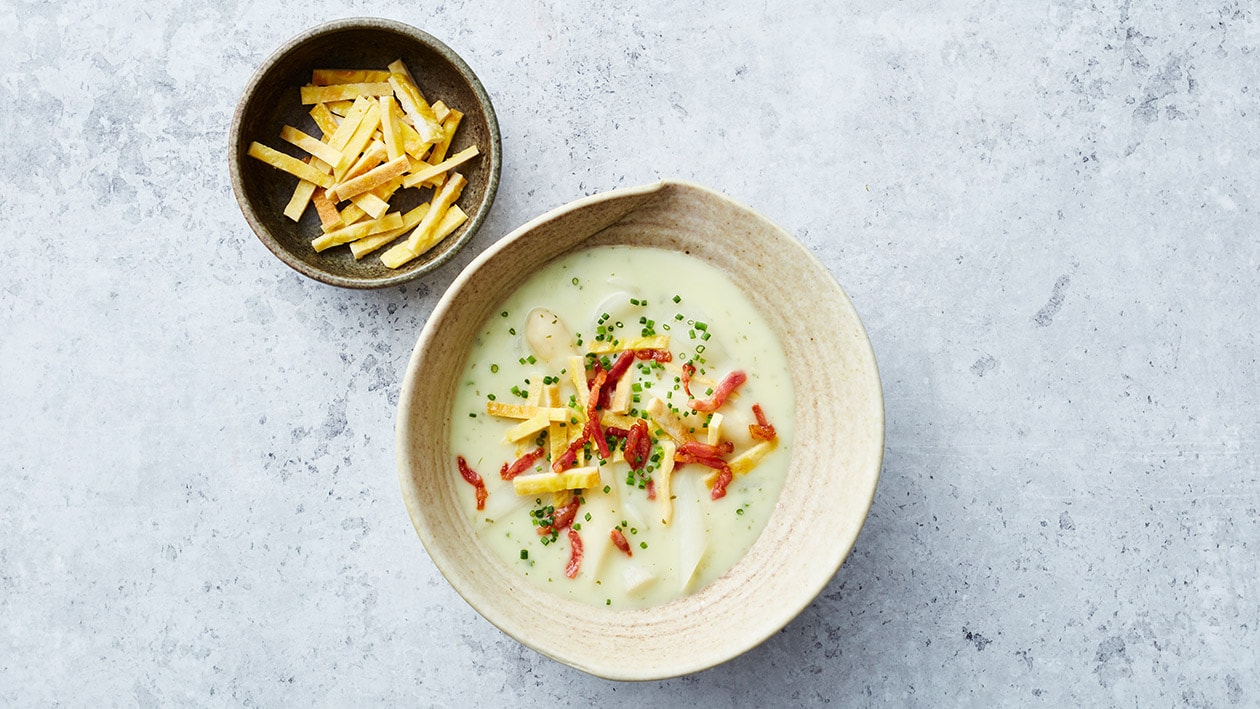 Aspergesoep met omeletreepjes en krokante spekjes – Recept