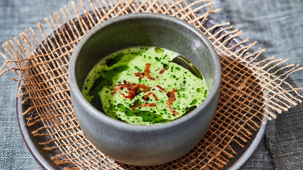 Kropslasoep met courgette, komkommer, spek en bonenkruid – Recept