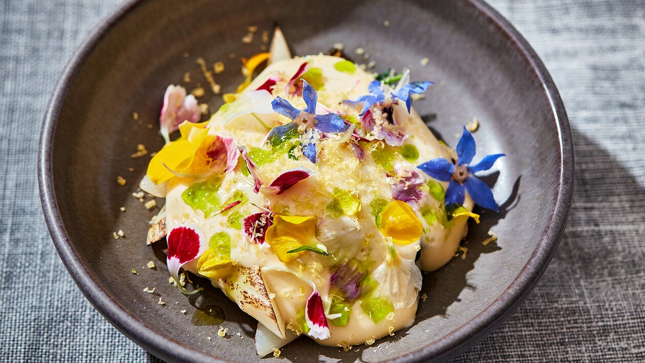 62°C eitje met gebrande asperges, daslook en olde remeker