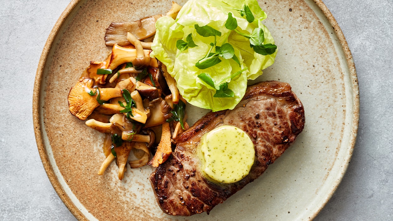 Entrecote met kruidenboter/ bearnaise , frites en gebakken paddenstoelen – Recept