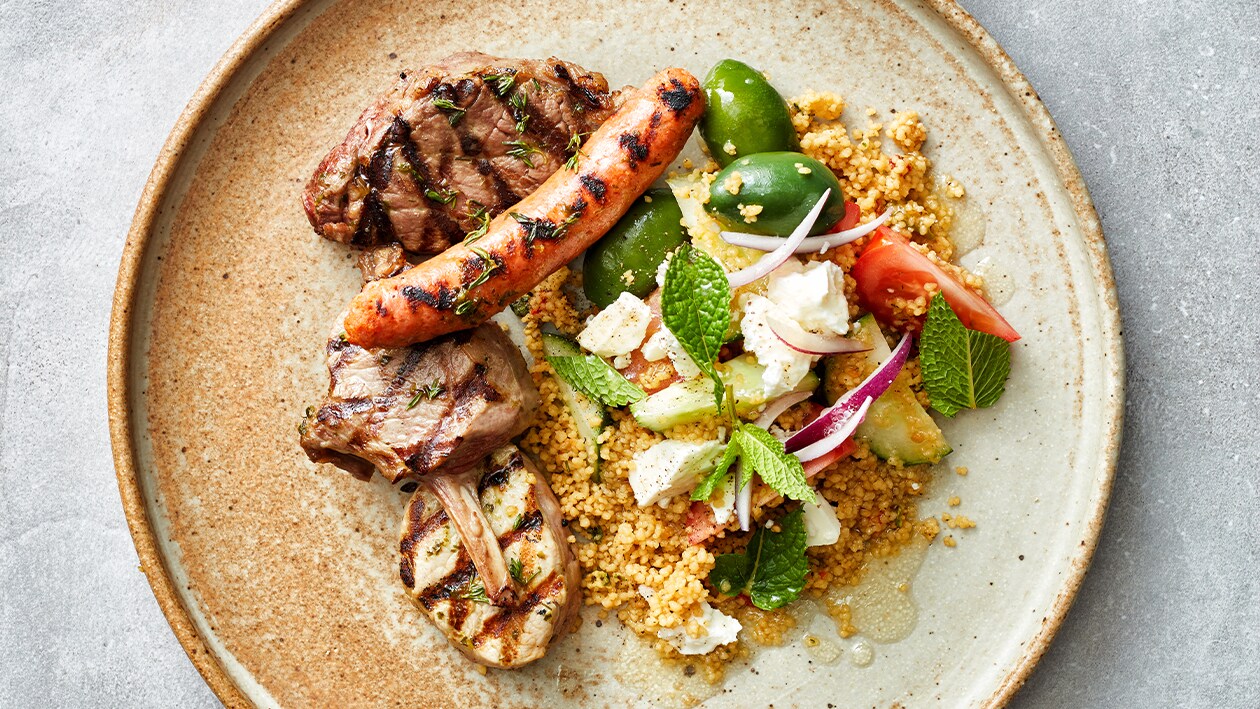 Mixed grill met taboule, Griekse salade en ailoli – Recept