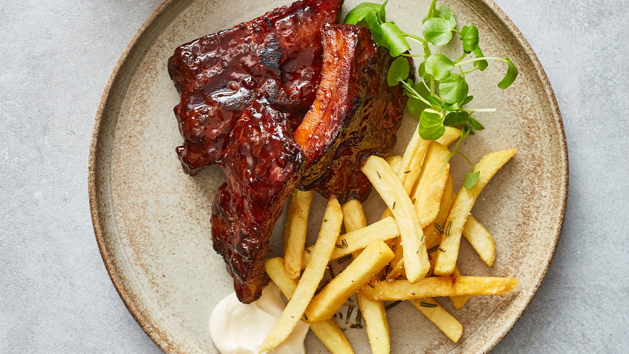 Spareribs met spicy smoky BBQ saus, witlof salade, rozemarijn frites en mayonnaise – Recept