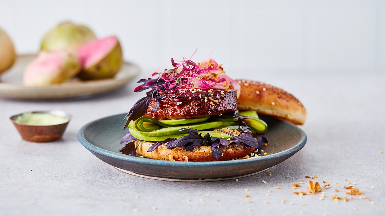 Vegetarische teriyaki burger met avocado, komkommer, radijs en wasabi mayo – Recept