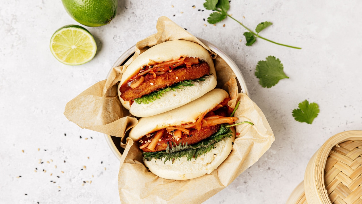 Baobun met crispy NoChickenburger, kimchi en tonkatsusaus – Recept