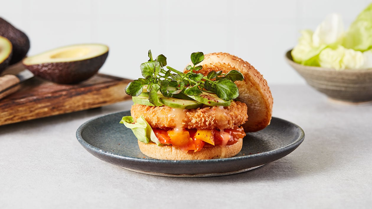 veganistische crispy kip burger met avocado en peperonata – Recept