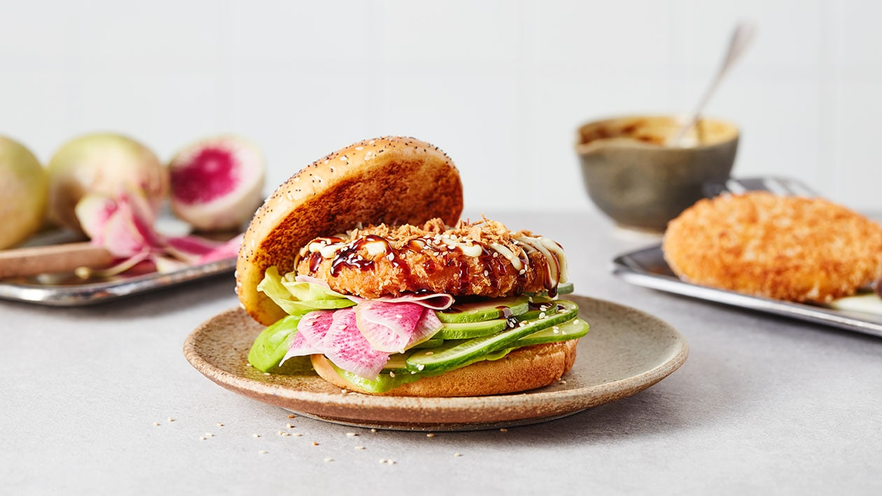 Vegetarische crispy kip burger met avocado, komkommer, radijs, teryaki en wasabi mayo – Recept