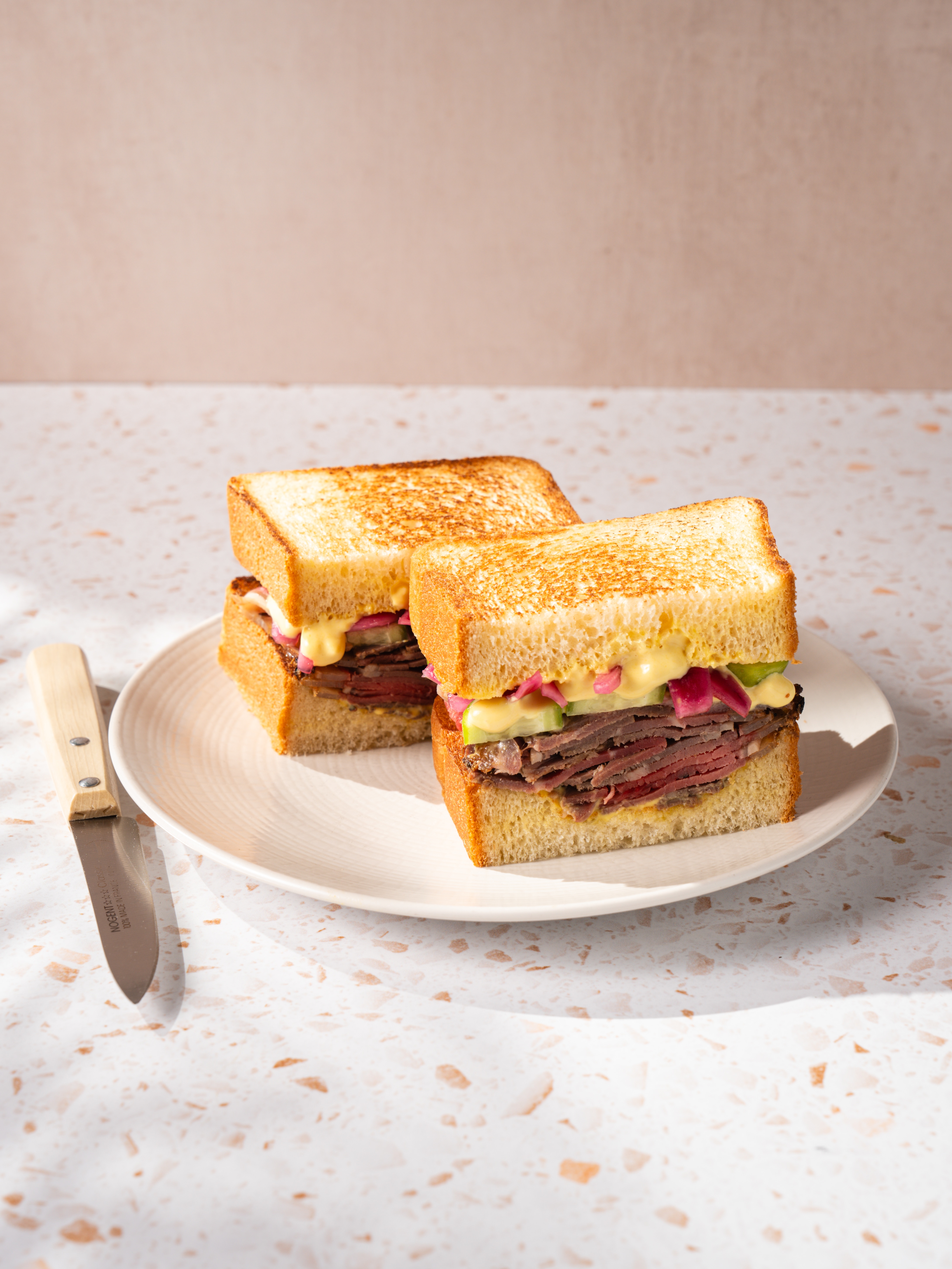 Briochebrood met pastrami mosterdmayonaise en pickels Briochebrood met pastrami mosterdmayonaise en pickels