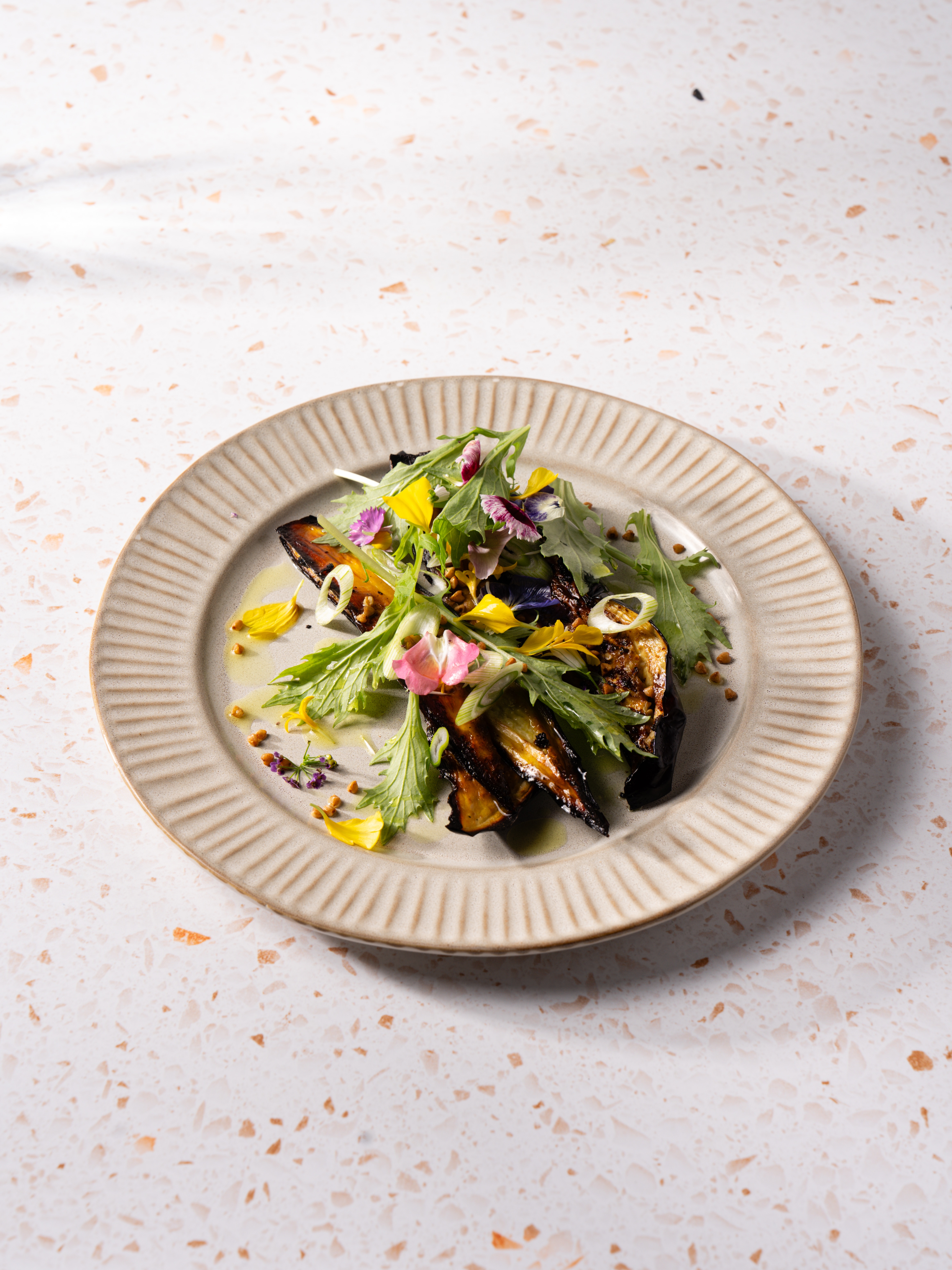 Gepofte aubergine, gelakt met curry en krokante boekweit Gepofte aubergine, gelakt met curry en krokante boekweit