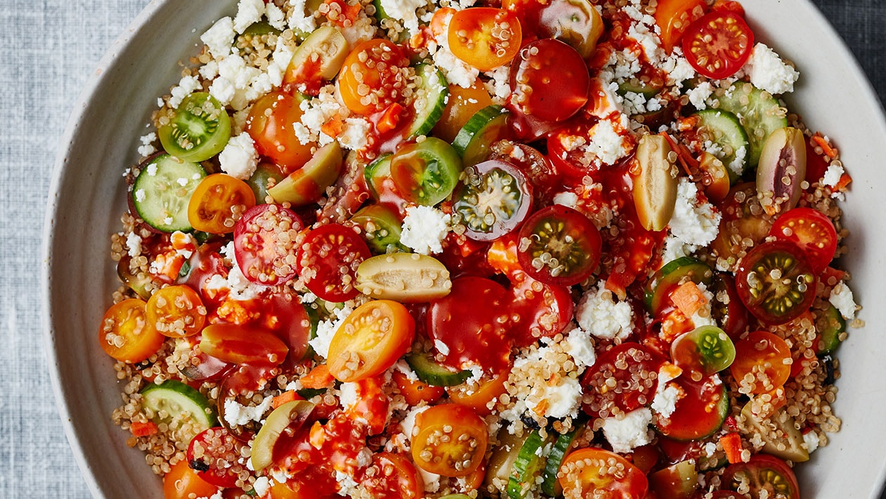 Mediterrane quinoa salade met tomaatjes, feta en aardbeien vinaigrette (traiteurs)