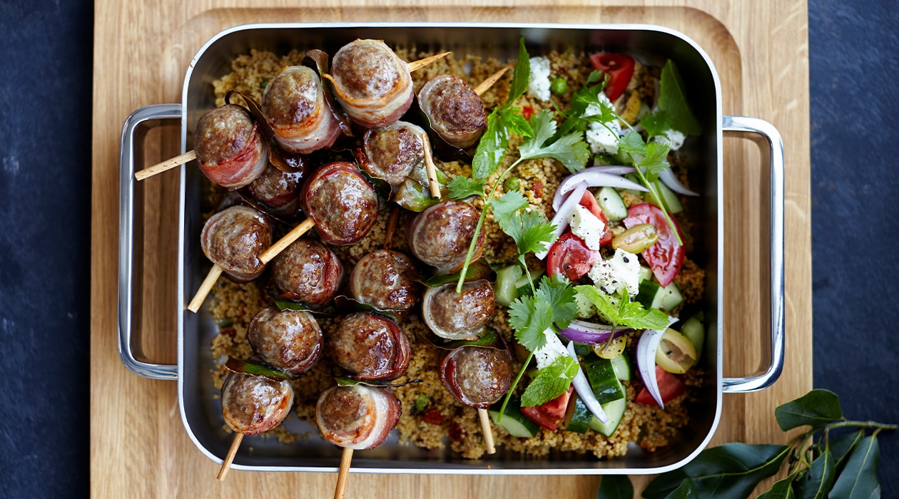 Gehaktspiesjes met couscous en Griekse salade – Recept