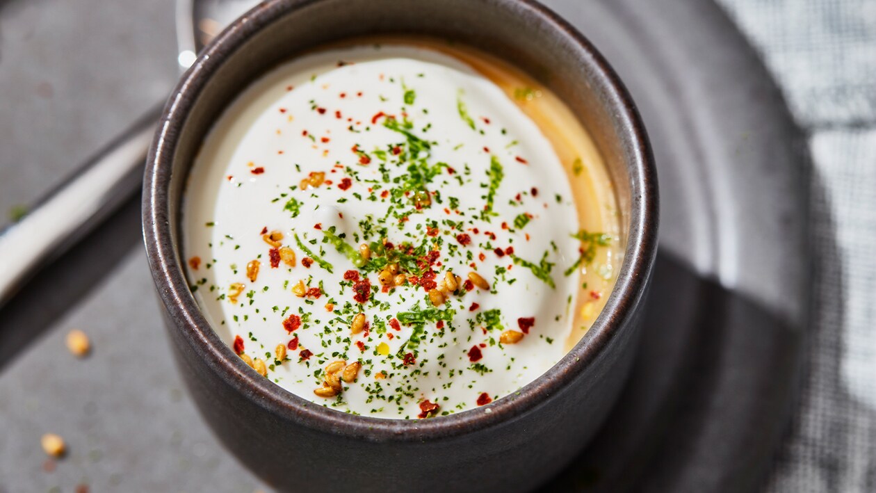 Thaise rode curry soep met kokosschuim – Recept