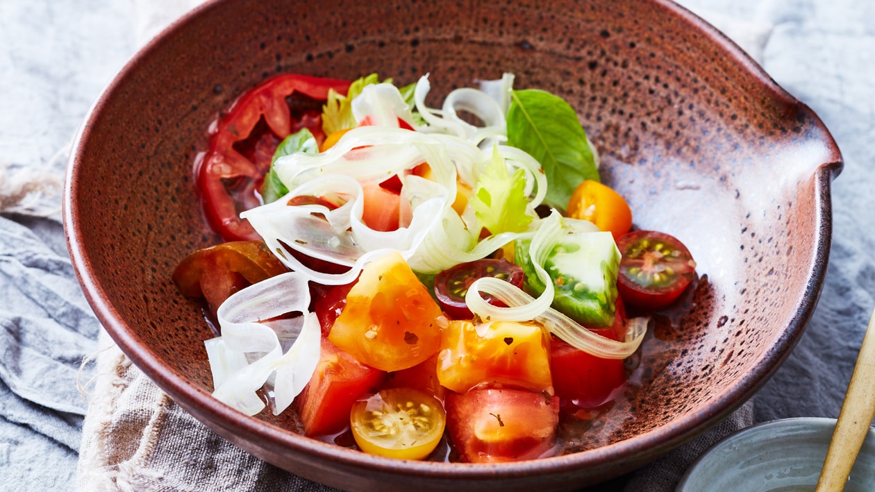 Gemengde tomaten salade met venkel, bleekselderij en lavas