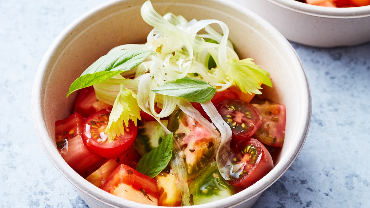 Gemengde tomaten salade met venkel, bleekselderij en lavas (delivery)