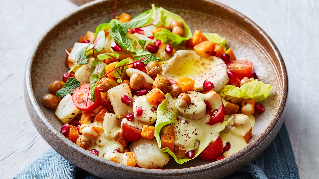 Geroosterde pompoen salade met gebakken kikkererwten en humus – Recept