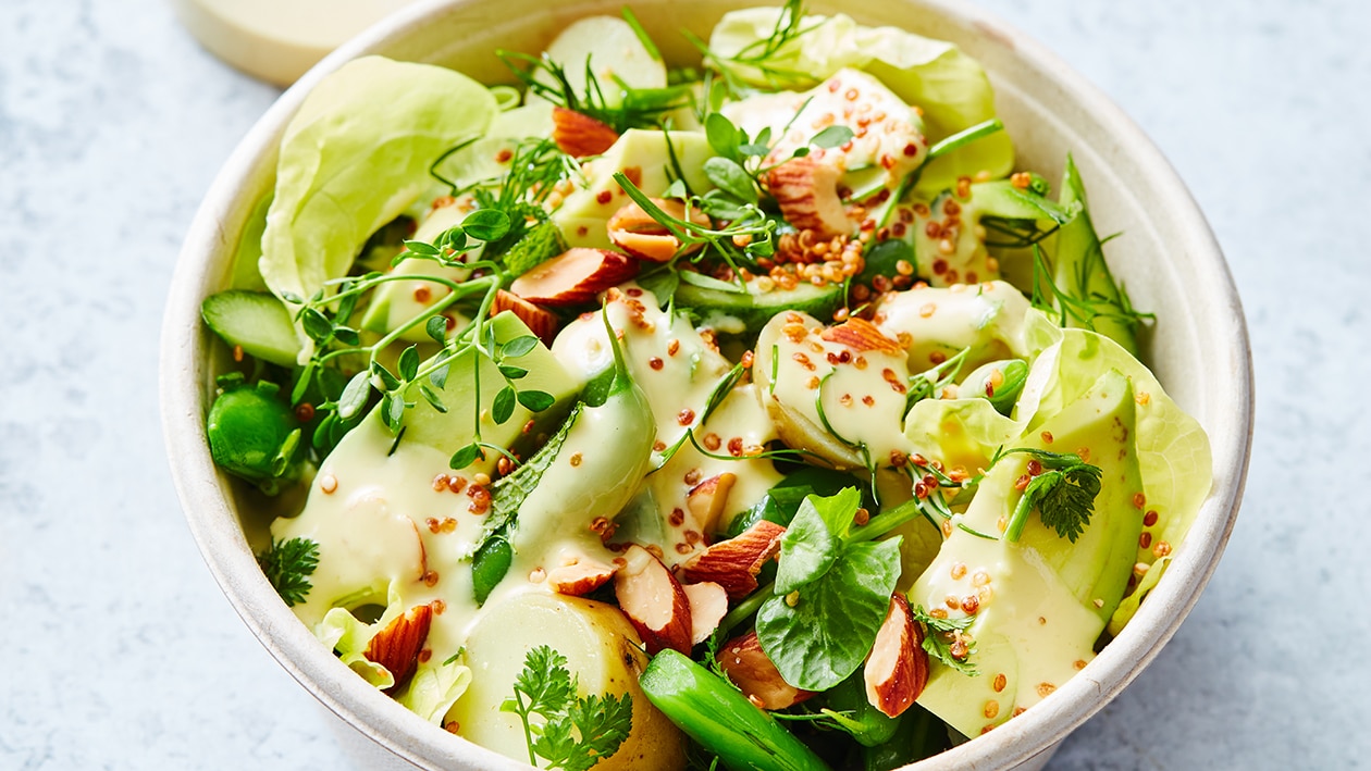 Groene salade met boontjes, kruiden en gerookte amandelen (delivery)