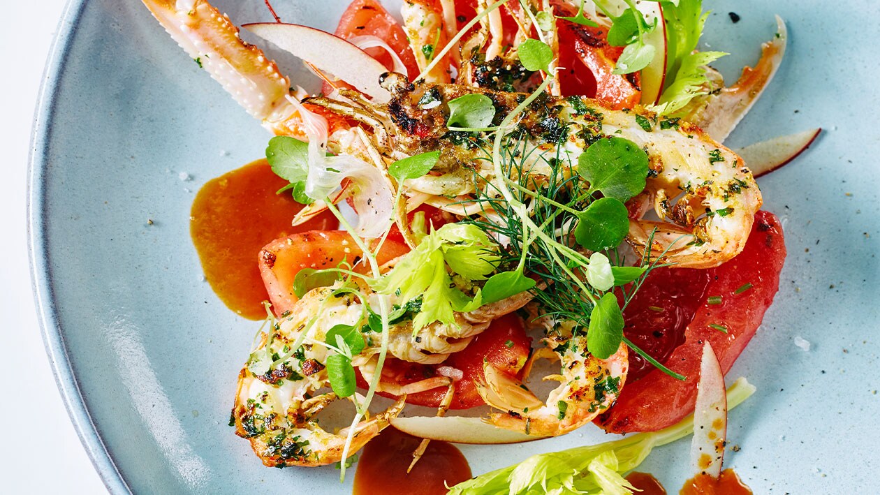 Gegrilde langoustines met tomaat, bleekselderij en appel – Recept